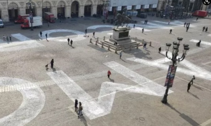 “Ti amo ancora”, la scritta gigante compare in piazza San Carlo