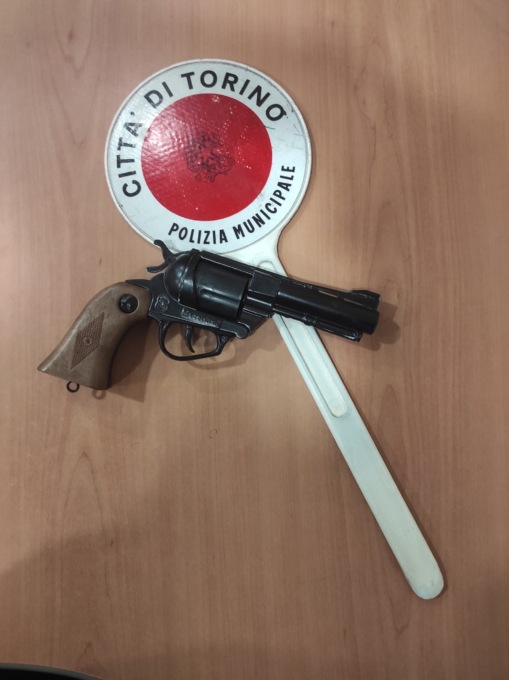 Semina il panico con una pistola giocattolo, denunciato