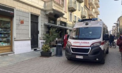 Donna muore mentre fa colazione al bar