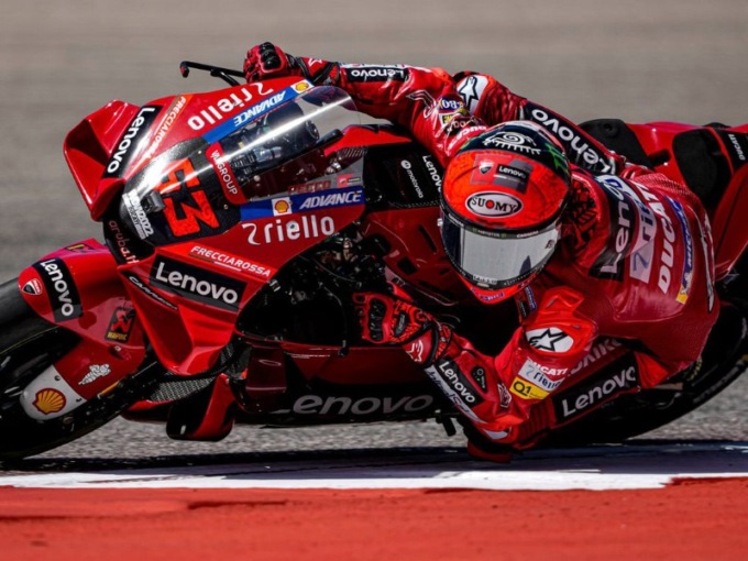 MotoGP Francia, Pecco Bagnaia cade durante il 22esimo giro