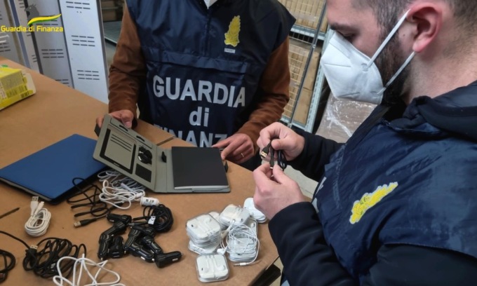 Sequestrati oltre 500mila accessori per telefonia spacciati per “Made in Italy”