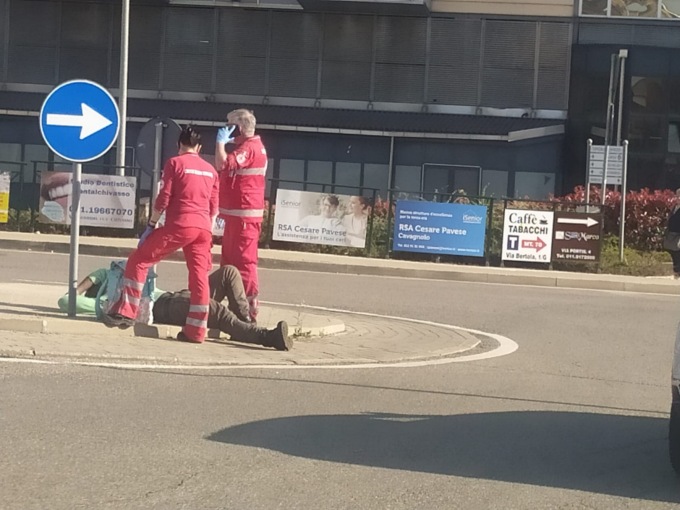 Si sdraia di nuovo in mezzo alla strada: bloccata la rotonda dell’ospedale