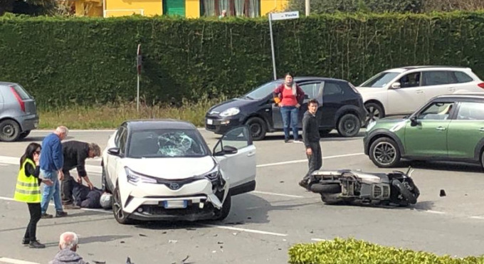 Ennesimo schianto all’incrocio, ferito un motociclista