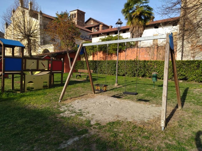 Il parco giochi usato come un gabinetto per i cani