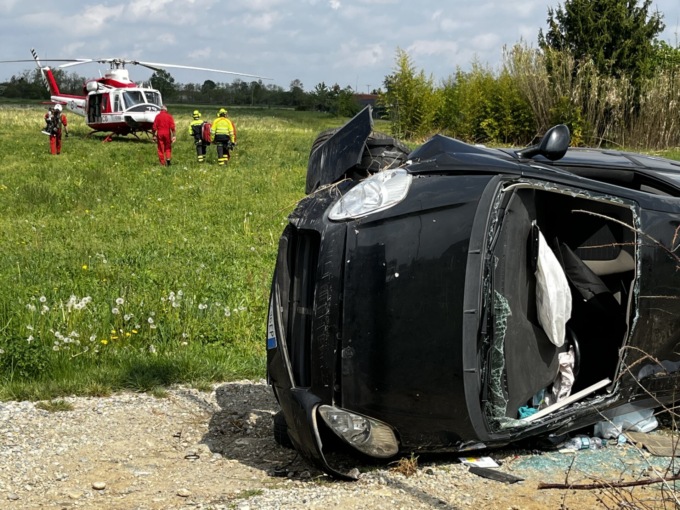 Si ribalta alla rotonda: ennesimo incidente sulla tangenziale