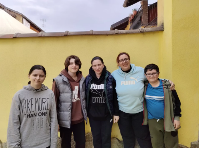 Enrica, Dorian e Tommaso accolgono una famiglia scappata dalla guerra