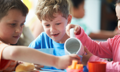 Bassi redditi, diete malsane e stili di vita a rischio: allarme per la salute dei bambini