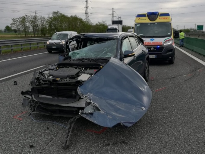 Scoppia pneumatico, auto finisce contro un camion LE FOTO