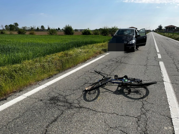 Bici urtata da un’auto, 65enne cade in un fosso e muore