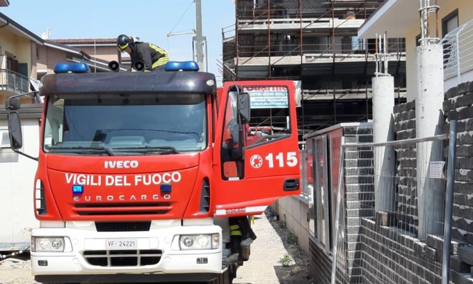 Incendio in un cantiere edile