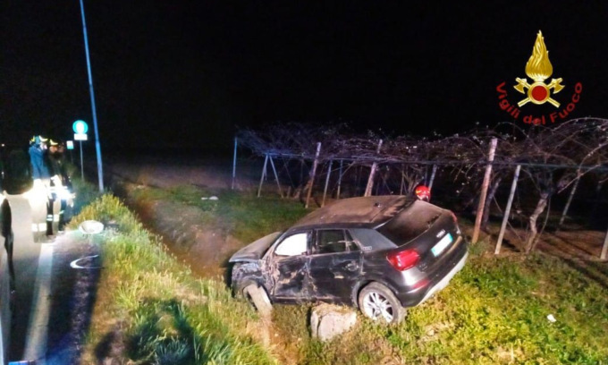 Perde il controllo dell’auto e finisce fuori strada