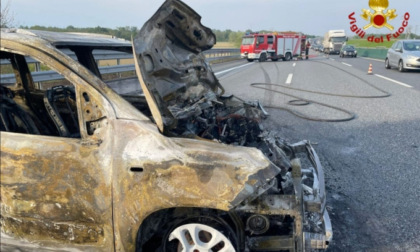 Auto in fiamme dopo lo scontro con un mezzo pesante sull'autostrada A4