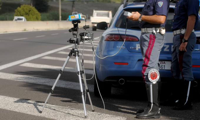 Motociclista sfreccia davanti all’autovelox a 174 chilometri orari in città