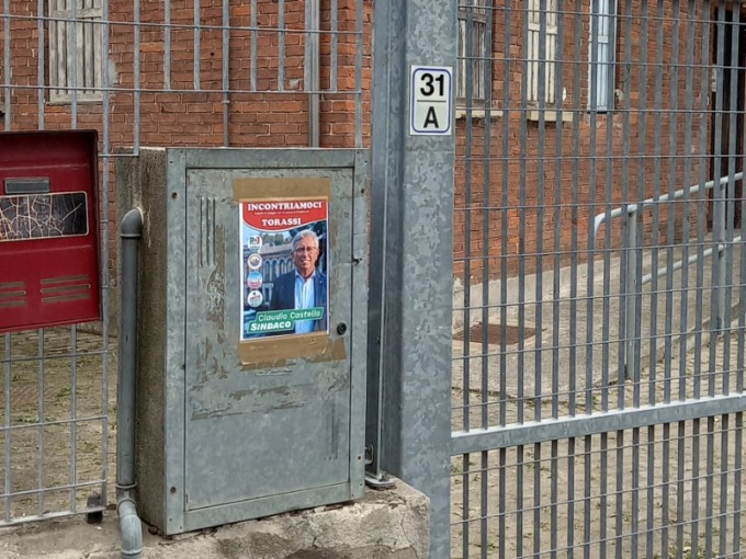 Elezioni, manifesti affissi dove non si può nelle frazioni di Chivasso
