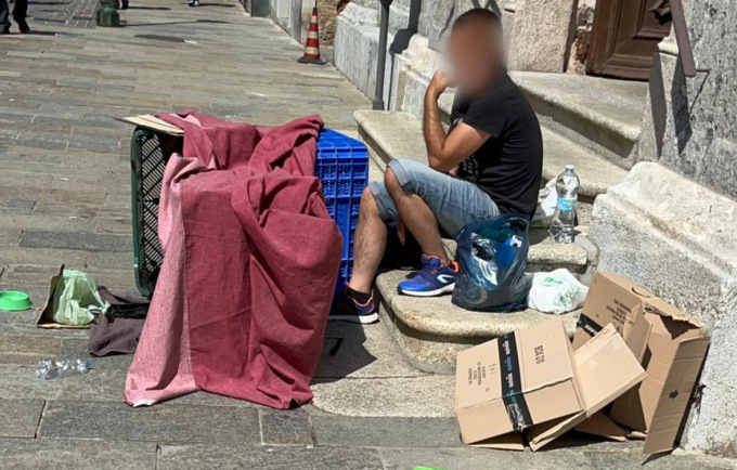 Chiede l’elemosina con un cane (al sole) in via Torino