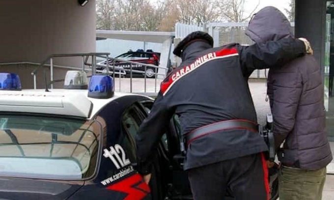Scappano dai Carabinieri su uno scooter senza targa: arrestati due minori