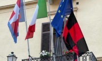 Bandiera del Milan sul municipio, la protesta