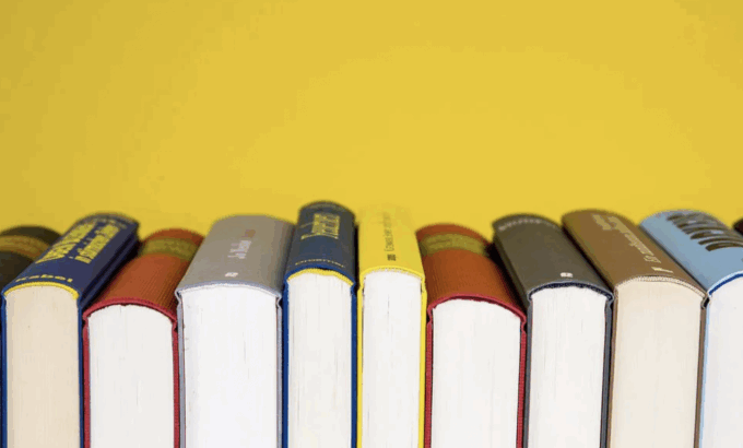 La libreria bassa: una soluzione versatile per il soggiorno e non solo