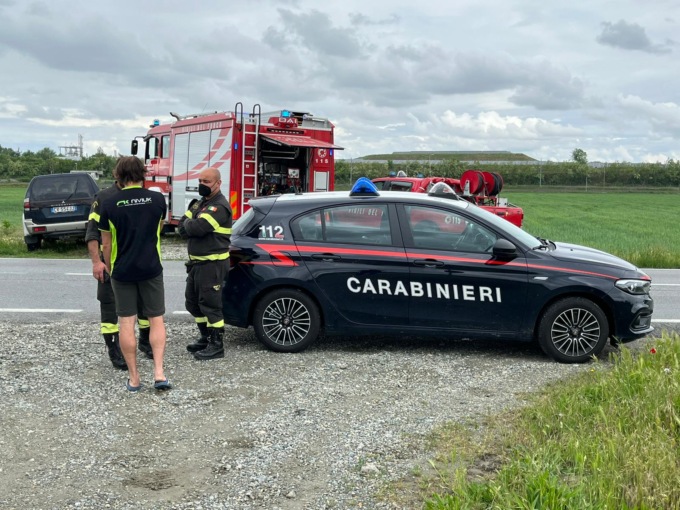 Atterraggio d’emergenza per un paracadutista sulla provinciale LE FOTO