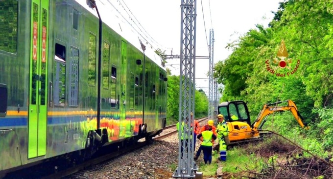 Incidente ferroviario, treno colpisce un mini escavatore