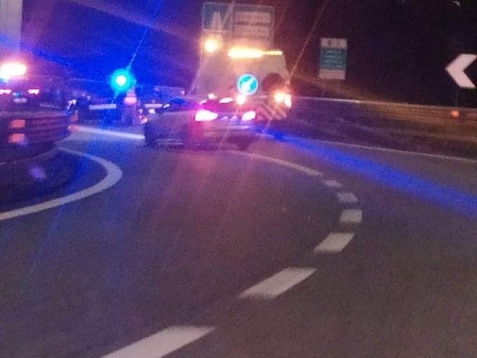 Inseguimento da film, si schiantano sulla rampa dell’autostrada