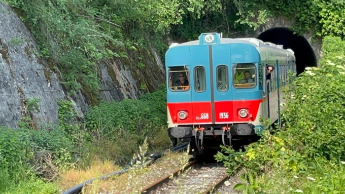 Chivasso-Asti, il treno torna a viaggiare sui binari
