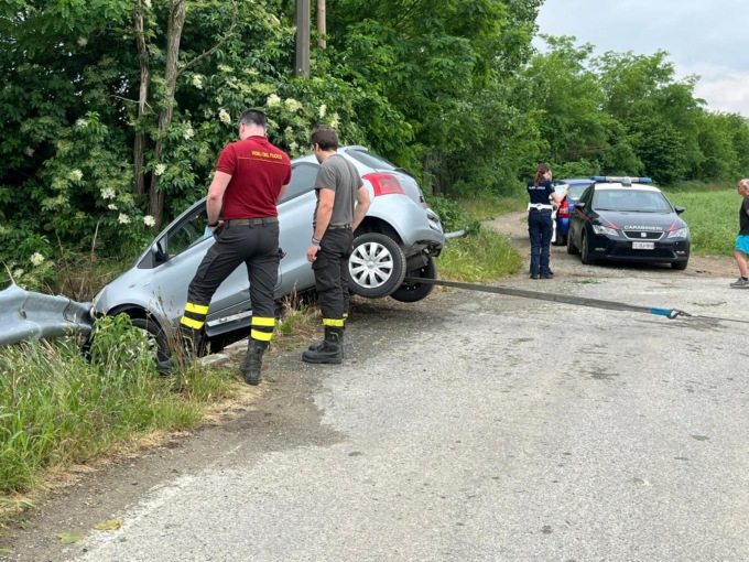 Senza patente finisce con l’auto nella roggia