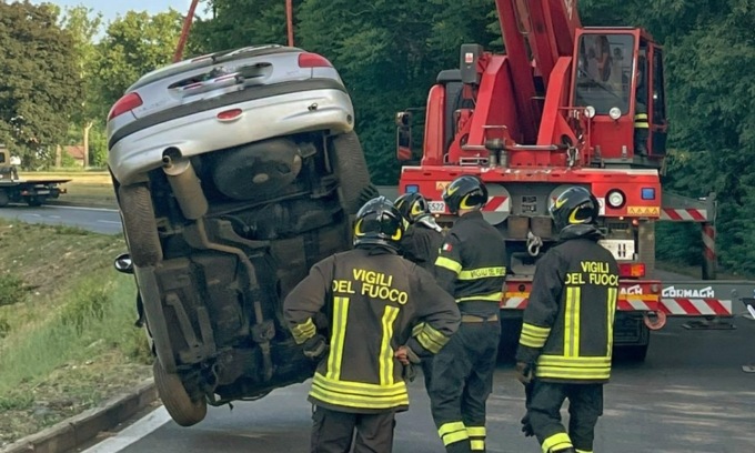 Perde il controllo dell’auto e finisce fuori strada