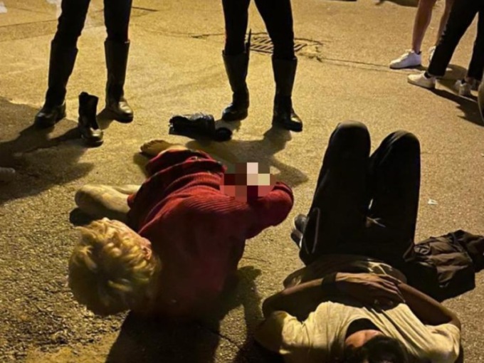 Atti osceni in piazza mentre brandisce un coltello: arrestato