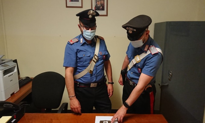 Hashish nel vano porta oggetti dell’auto, scattano due denunce