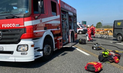 Schianto tra auto e furgone: 4 morti sulla Torino-Milano