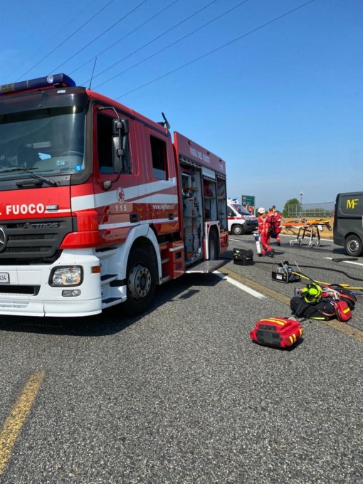 Schianto tra auto e furgone: 4 morti sulla Torino-Milano