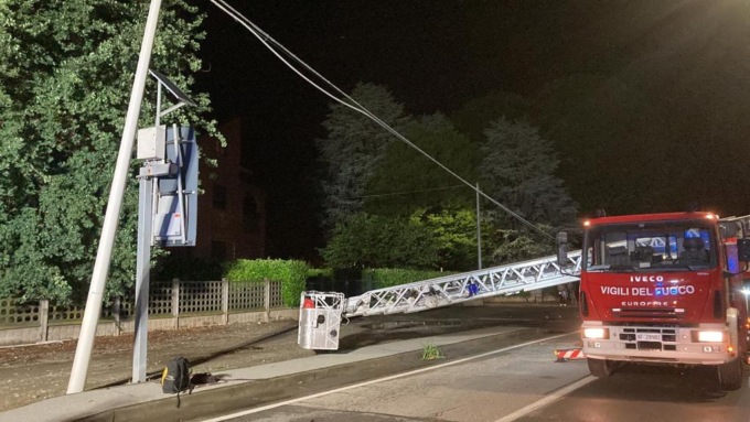 Violento temporale,  allagamenti e pali del telefono caduti