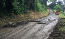 Maltempo, fango sulle strade: lungo un tratto del 590 della Val Cerrina volontari Aib in azione