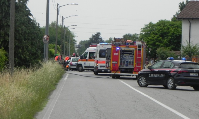 Scontro tra due auto: un morto e due feriti