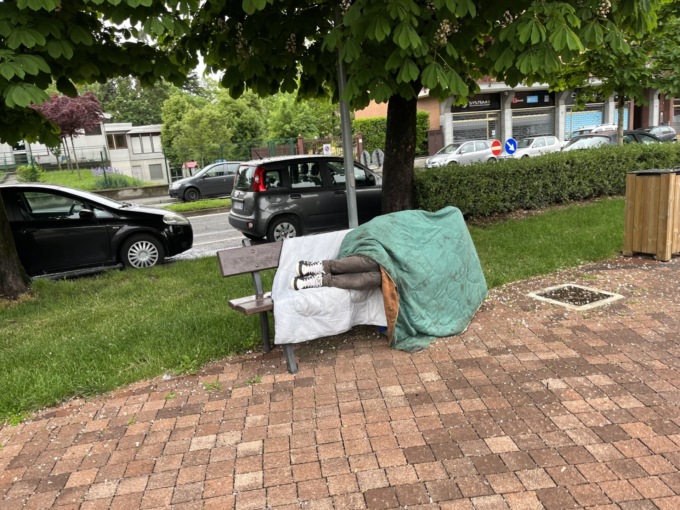 Dorme sulla panchina, scatta la gara di solidarietà