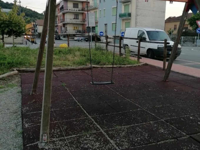 Tra giostrine rotte e staccionata pericolante