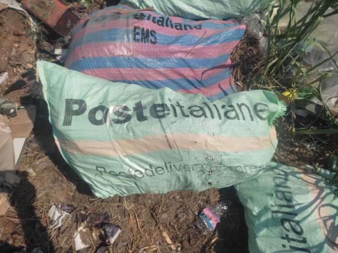 Allarme discarica abusiva: «Vergogna, adesso usano anche i sacchi delle Poste»