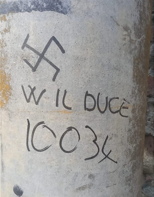 Scrivono «W il duce» vicino alle cascine