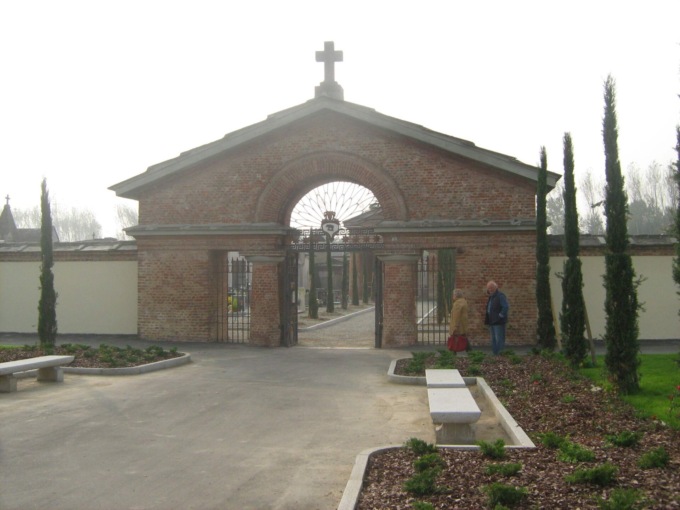 Esplode una bara nel cimitero: chiuso al pubblico