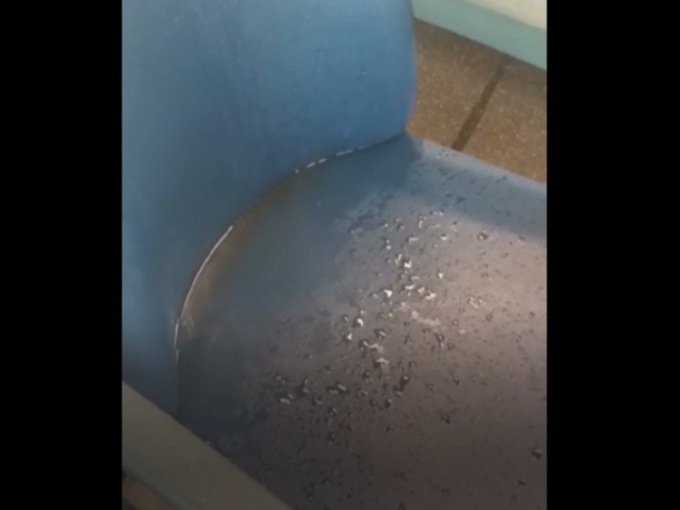 Carrozze allagate e vagoni strapieni sui treni regionali