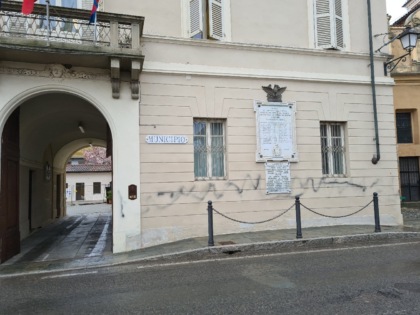 Facciata del Municipio imbrattata, il “vandalo” è un anziano
