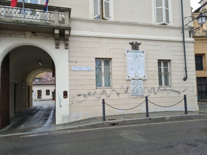 Facciata del Municipio imbrattata, il “vandalo” è un anziano