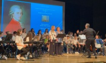 Fiorenza Cossotto sul palco dell'Angelini con il coro della scuola IL VIDEO
