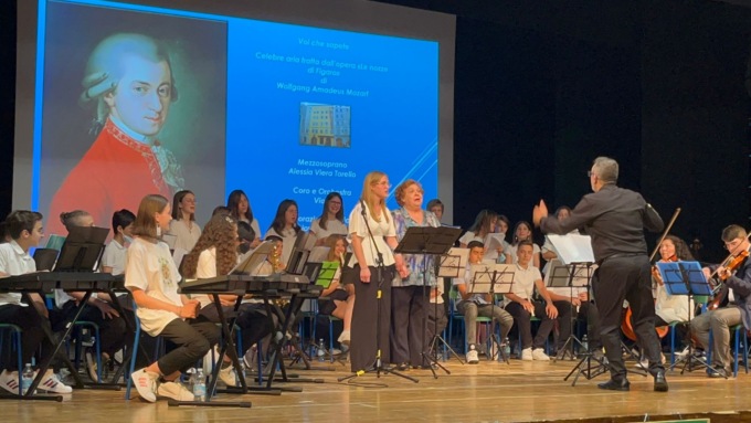 Fiorenza Cossotto sul palco dell’Angelini con il coro della scuola IL VIDEO