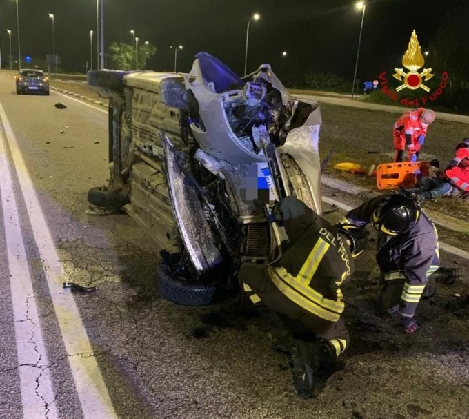 Auto sbatte contro un palo e si ribalta