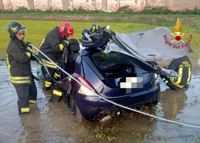 Scontro tra due auto, tre morti