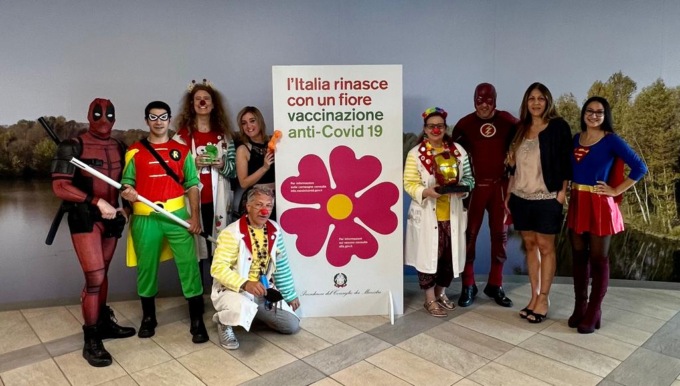 Supereroi  e Clown vip per i bambini che si vaccinano