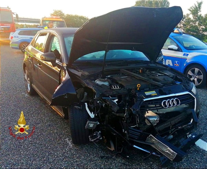 Autostrada A4, scontro all’alba tra auto: due feriti