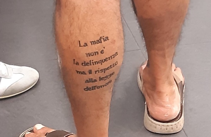 Tatuaggio choc che inneggia alla mafia, la reazione della coalizione di Castello